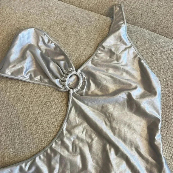 Oseree Glow Asymmetrical One Shoulder Swimsuit - Picture 3 of 7